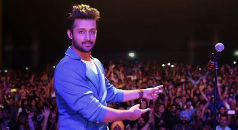  Il concerto Stardust Nights con Atif Aslam: Una notte magica e un tuffo nella musica pakistana!