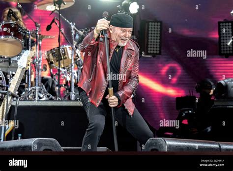  Vasco Rossi in Concerto: Una Festa di Rock e Nostalgia per Tre Generazioni!