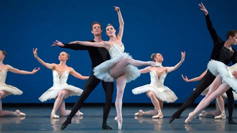 How to Dress for a Ballet Show: A Symphony of Style and Grace