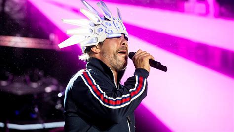 Il concerto benefico di Jamiroquai: una sinfonia di solidarietà e ritmo contagioso!