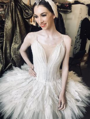 What to Wear to Swan Lake Ballet: A Symphony of Style and Elegance